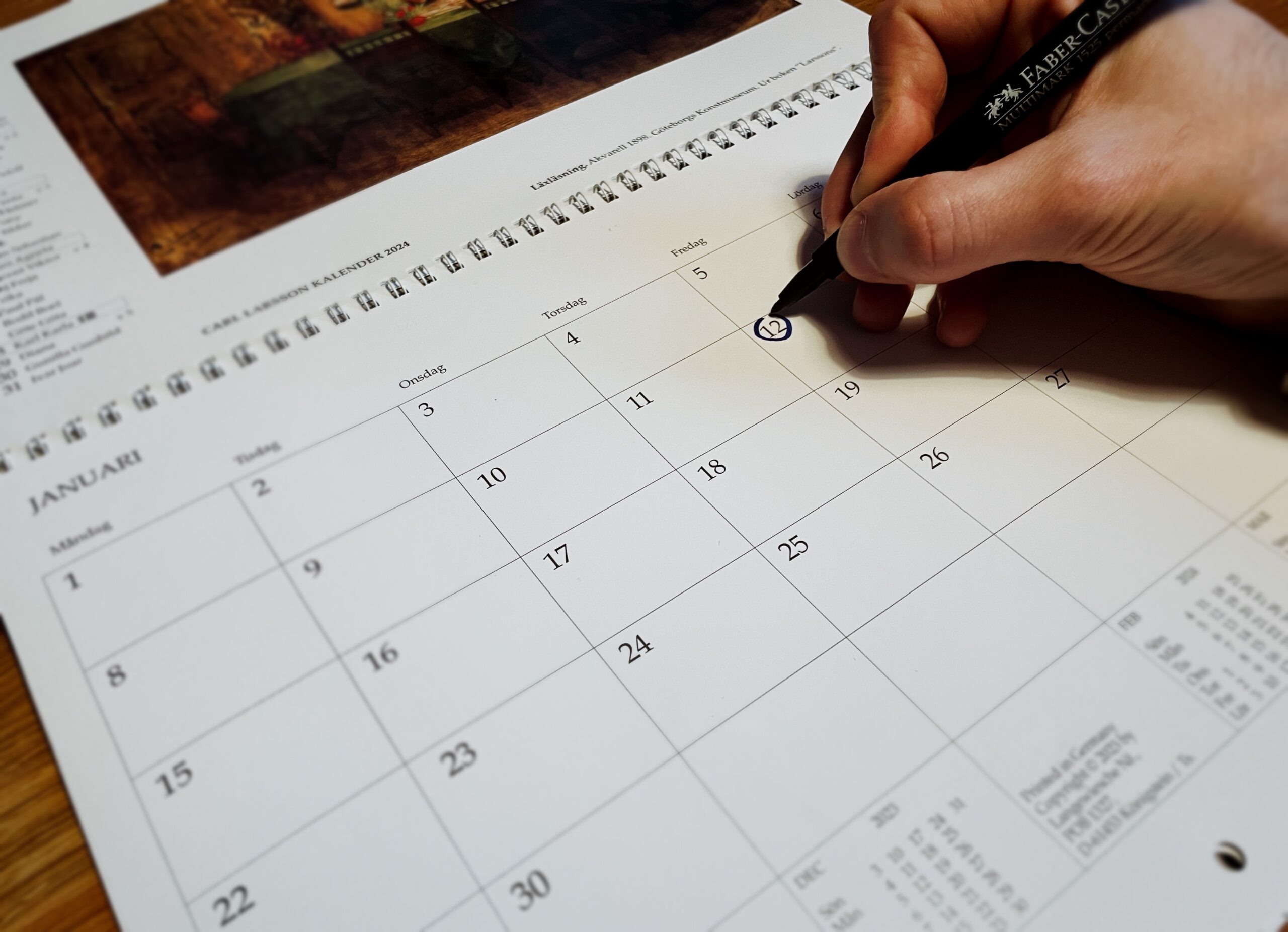 Förälder skriver i kalender