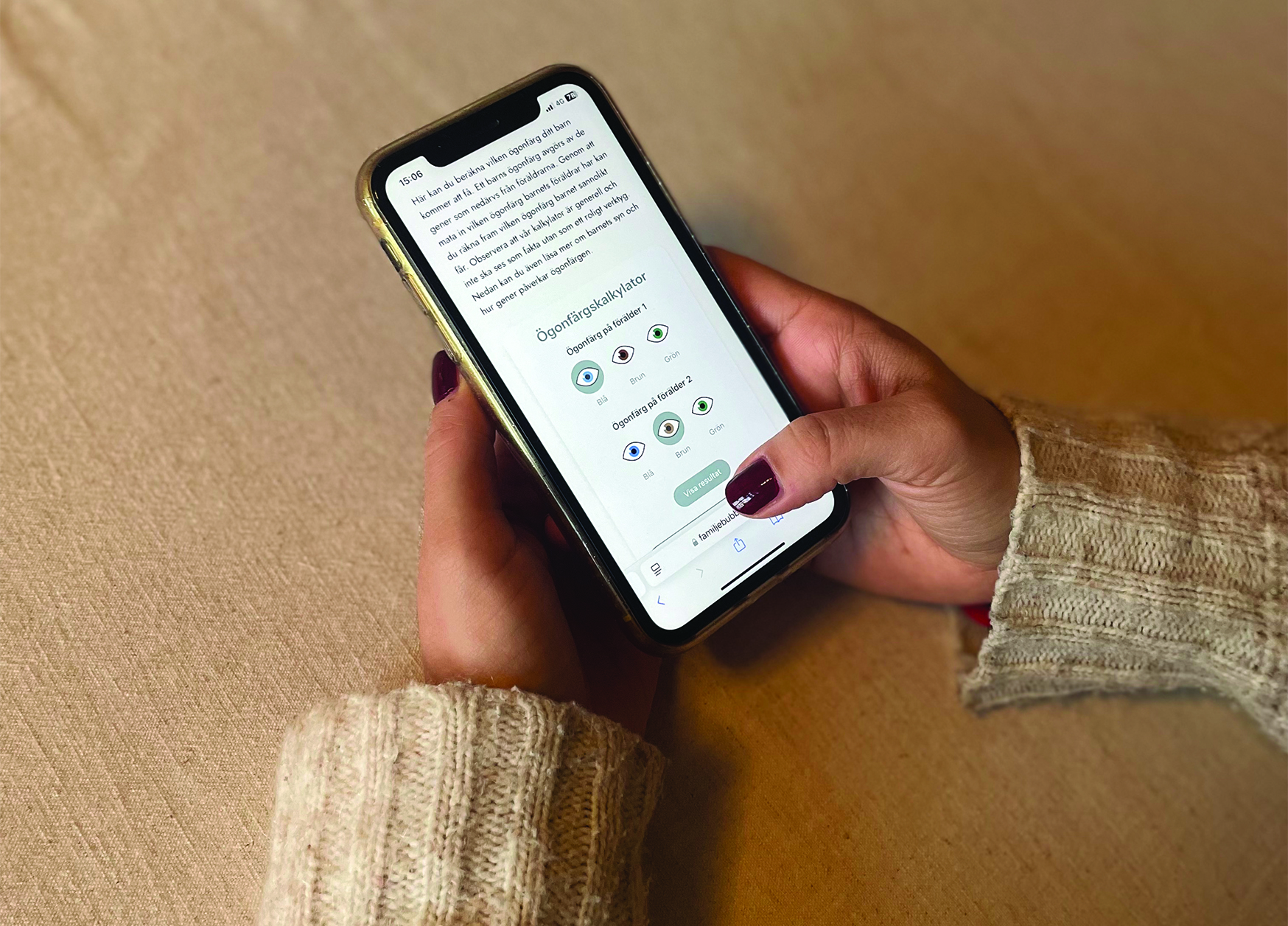 Kvinna använder hemsida på mobilen
