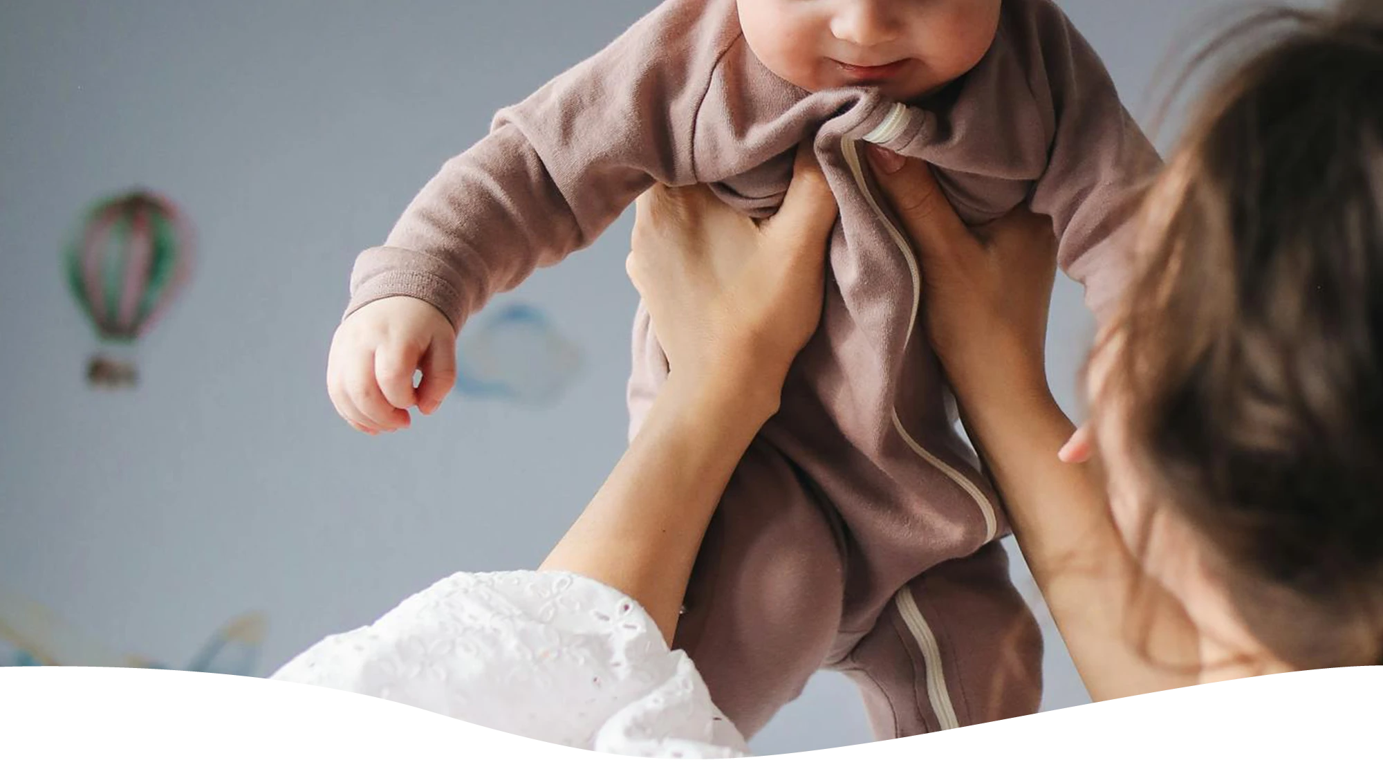 Mamma lyfter upp barn