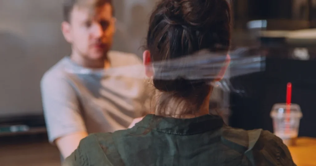 Förälder i lönesamtal med arbetsgivaren under föräldraledighet