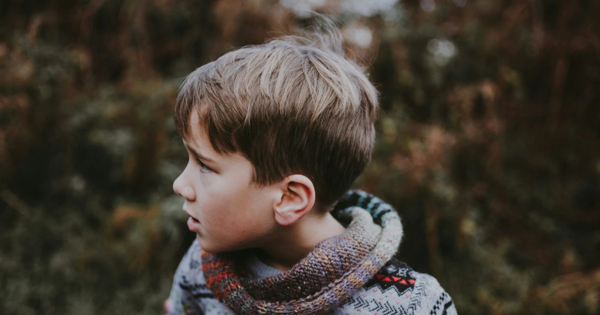 Pojke i naturen me luvtröja