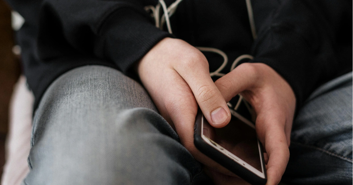 Skolelev håller en mobil